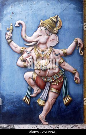 Bunt bemalte Relief der tanzenden Lord Ganesh Ganpati an Wand des Tempels Stockfoto