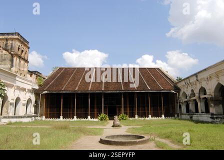 Riesige Maratha Darbar Halle gut gepflegter schattiger Innenhof und Strukturen im Thanjavur Palastkomplex, Thanjavur, Tamil Nadu, Indien, Asien Stockfoto
