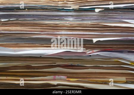Stapel von Dokumenten in Nahaufnahme, Stapel von alten gebrauchten unorganisierten Papieren, abstrakter Hintergrund, Desorganisation oder unordentliche Anordnung, Rückstand Stockfoto