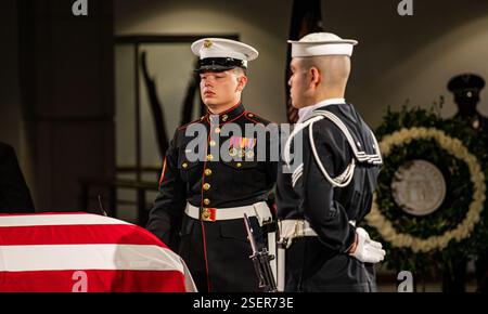 US-Soldaten von der Zeremonial Honor Guard stehen bereit, um den Sarg von Jimmy Carter, dem 39. Präsidenten der Vereinigten Staaten, am 4. Januar 2025 im Carter Center in Atlanta zu bewachen. Nach der Ruhe wird Carter nach Washington gebracht, wo die Kongressabgeordneten während eines Gottesdienstes in der Rotunde des US-Kapitols ihre Ehre erweisen. Präsident Carter, ein Veteran der U.S. Navy, war Senator und 76. Gouverneur von Georgia, bevor er von 1977 bis 1981 39. Präsident der Vereinigten Staaten war und der am längsten gelebte Präsident der amerikanischen Geschichte war. (DOD-Foto von U.S. A Stockfoto