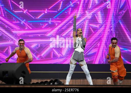 Vancouver, Kanada. Februar 2025. 20250208; Vancouver, British Columbia, Kanada; Katy Perry tritt während der Eröffnungszeremonien der Invictus Games Vancouver - Whistler im BC Place Stadium auf. (Foto: Anne-Marie Sorvin/SIPA USA) Credit: SIPA USA/Alamy Live News Stockfoto