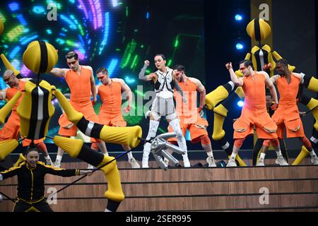 Vancouver, Kanada. Februar 2025. 20250208; Vancouver, British Columbia, Kanada; Katy Perry tritt während der Eröffnungszeremonien der Invictus Games Vancouver - Whistler im BC Place Stadium auf. (Foto: Anne-Marie Sorvin/SIPA USA) Credit: SIPA USA/Alamy Live News Stockfoto