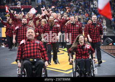 Vancouver, Kanada. Februar 2025. 20250208; Vancouver, British Columbia, Kanada; Team Canada betritt das Stadion während der Eröffnungszeremonien der Invictus Games Vancouver – Whistler im BC Place Stadium. (Foto: Anne-Marie Sorvin/SIPA USA) Credit: SIPA USA/Alamy Live News Stockfoto