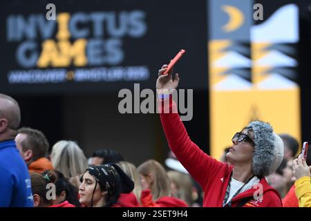 Vancouver, Kanada. Februar 2025. 20250208; Vancouver, British Columbia, Kanada; Team Canada betritt das Stadion während der Eröffnungszeremonien der Invictus Games Vancouver – Whistler im BC Place Stadium. (Foto: Anne-Marie Sorvin/SIPA USA) Credit: SIPA USA/Alamy Live News Stockfoto
