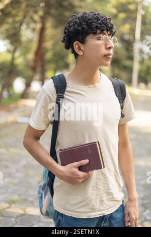 Der Zeuge Jehovas hält eine Bibel in den Händen, konzentriert und bereit, ihren Glauben zu teilen. Ideal für Themen wie Spiritualität, Religion und Hingabe. Stockfoto