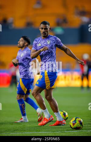Monterrey, Mexiko. Februar 2025. MONTERREY, MEXIKO - 8. FEBRUAR 2025: LIGA BBVA MX 6. Runde Spiel zwischen UANL Tigres und Atlas in Estádio Universitário. #2 Defender Tigres, Joaquim während des Aufwärmens vor dem Spiel obligatorisches Guthaben: Toby Tande/PXImages Guthaben: PX Images/Alamy Live News Stockfoto