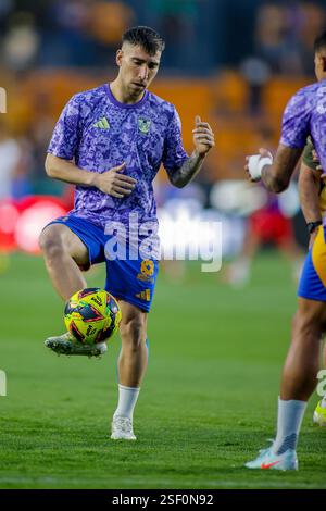 Monterrey, Mexiko. Februar 2025. MONTERREY, MEXIKO - 8. FEBRUAR 2025: LIGA BBVA MX 6. Runde Spiel zwischen UANL Tigres und Atlas in Estádio Universitário. #8 Mittelfeldspieler Tigres, Fernando Gorriarán während der Aufwärmphase vor dem Spiel obligatorisches Guthaben: Toby Tande/PXImages Guthaben: PX Images/Alamy Live News Stockfoto