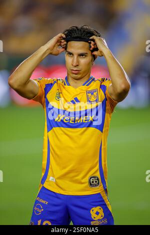 Monterrey, Mexiko. Februar 2025. MONTERREY, MEXIKO - 8. FEBRUAR 2025: LIGA BBVA MX 6. Runde Spiel zwischen UANL Tigres und Atlas in Estádio Universitário. #16 Mittelfeldspieler Tigres, Diego Lainez Pflichtbeitrag: Toby Tande/PXImages Credit: PX Images/Alamy Live News Stockfoto