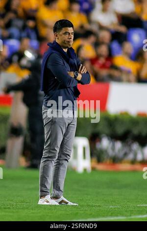 Monterrey, Mexiko. Februar 2025. MONTERREY, MEXIKO - 8. FEBRUAR 2025: LIGA BBVA MX 6. Runde Spiel zwischen UANL Tigres und Atlas in Estádio Universitário. Atlas Head Coach, Gonzalo Pineda obligatorischer Credit: Toby Tande/PXImages Credit: PX Images/Alamy Live News Stockfoto