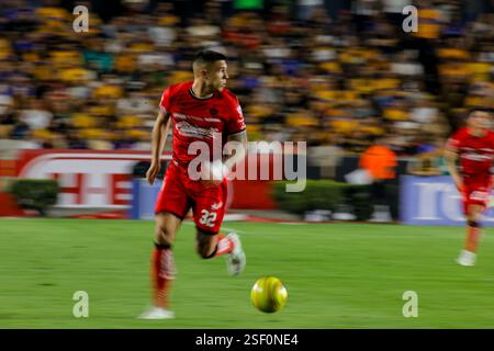 Monterrey, Mexiko. Februar 2025. MONTERREY, MEXIKO - 8. FEBRUAR 2025: LIGA BBVA MX 6. Runde Spiel zwischen UANL Tigres und Atlas in Estádio Universitário. #32 Atlas-Angreifer, Uros Djurdjevic, der mit dem Ball vorwärts läuft. Panned Image obligatorischer Credit: Toby Tande/PXImages Credit: PX Images/Alamy Live News Stockfoto