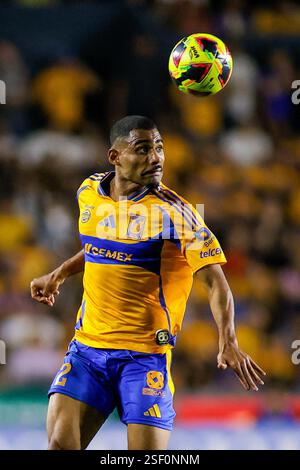 Monterrey, Mexiko. Februar 2025. MONTERREY, MEXIKO - 8. FEBRUAR 2025: LIGA BBVA MX 6. Runde Spiel zwischen UANL Tigres und Atlas in Estádio Universitário. #2 Defender Tigres, Joaquim mit Kopfzeile obligatorischer Credit: Toby Tande/PXImages Credit: PX Images/Alamy Live News Stockfoto