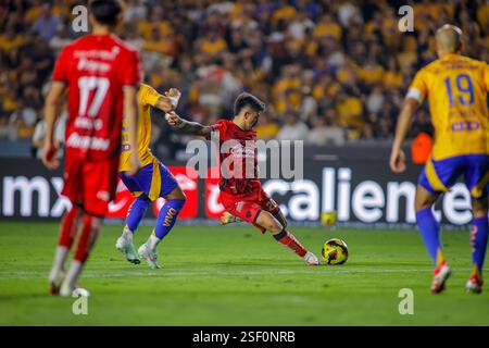 Monterrey, Mexiko. Februar 2025. MONTERREY, MEXIKO - 8. FEBRUAR 2025: LIGA BBVA MX 6. Runde Spiel zwischen UANL Tigres und Atlas in Estádio Universitário. #20 Atlas-Angreifer Diego González mit einem Schuss ins Tor obligatorischer Kredit: Toby Tande/PXImages Kredit: PX Images/Alamy Live News Stockfoto