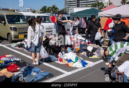 Secondhand-Kleidung auf dem Flohmarkt von Tokio City auf der Rennbahn Oi in Tokio, Japan Stockfoto