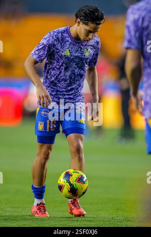Monterrey, Mexiko. Februar 2025. LIGA BBVA MX 6. Runde Spiel zwischen UANL Tigres und Atlas bei EstÃ¡dio UniversitÃ¡rio. #16 Mittelfeldspieler Tigres, Diego Lainez während des Aufwärmens vor dem Spiel. Obligatorischer Credit: Toby Tande/PXImages (Credit Image: © Toby Tande/PX Imagens via ZUMA Press Wire) NUR REDAKTIONELLE VERWENDUNG! Nicht für kommerzielle ZWECKE! Stockfoto