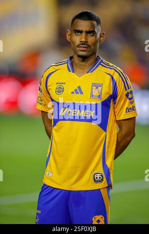 Monterrey, Mexiko. Februar 2025. LIGA BBVA MX 6. Runde Spiel zwischen UANL Tigres und Atlas bei EstÃ¡dio UniversitÃ¡rio. #2 Defender Tigres, Joaquim. Obligatorischer Credit: Toby Tande/PXImages (Credit Image: © Toby Tande/PX Imagens via ZUMA Press Wire) NUR REDAKTIONELLE VERWENDUNG! Nicht für kommerzielle ZWECKE! Stockfoto