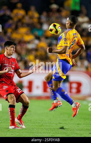 Monterrey, Mexiko. Februar 2025. LIGA BBVA MX 6. Runde Spiel zwischen UANL Tigres und Atlas bei EstÃ¡dio UniversitÃ¡rio. #2 Defender Tigres, Joaquim nimmt den Ball auf die Brust. Obligatorischer Credit: Toby Tande/PXImages (Credit Image: © Toby Tande/PX Imagens via ZUMA Press Wire) NUR REDAKTIONELLE VERWENDUNG! Nicht für kommerzielle ZWECKE! Stockfoto