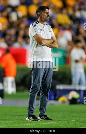 Monterrey, Mexiko. Februar 2025. LIGA BBVA MX 6. Runde Spiel zwischen UANL Tigres und Atlas bei EstÃ¡dio UniversitÃ¡rio. Tigres Veljko Paunovic. Obligatorischer Credit: Toby Tande/PXImages (Credit Image: © Toby Tande/PX Imagens via ZUMA Press Wire) NUR REDAKTIONELLE VERWENDUNG! Nicht für kommerzielle ZWECKE! Stockfoto