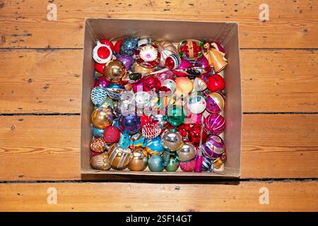 Bunte Kiste mit Weihnachtsbaumkugeln Stockfoto
