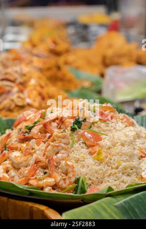 Gebratener Reis mit Garnelen und Gemüse. Der Reis ist perfekt gekocht und mit saftigen Garnelen und Karotten, Tomaten und Ei gemischt. Stockfoto