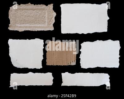 Zerrissene Papierstücke auf schwarzem Hintergrund Stockfoto