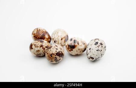 Die Eier der Wachteln (Coturnix coturnix) auf weißem Hintergrund. Stockfoto