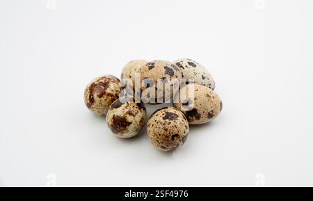 Die Eier der Wachteln (Coturnix coturnix) auf weißem Hintergrund. Stockfoto
