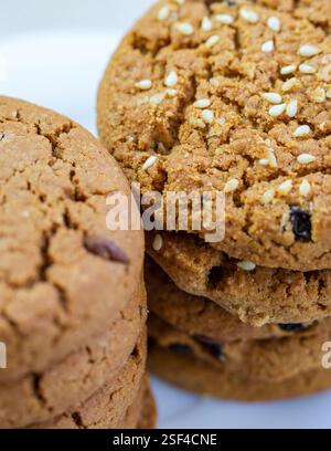 Schokoladenkekse. Teller mit leckeren Haferkeksen aus nächster Nähe. Stockfoto
