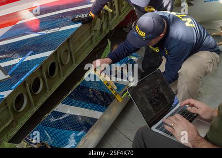 National Transportation Safety Board - NTSB - Bergung und anschließende Inspektion und Untersuchung des PSA Airlines Bombardier CRJ700 Flugzeugs und des Sikorsky UH-60 Militärhubschraubers in der Nähe des DCA Flughafens in Arlington, VA. Stockfoto