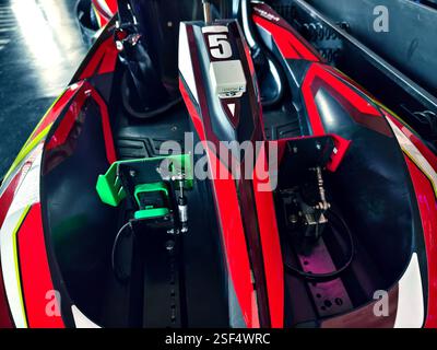 Neue Elektro-Gokarts auf der modernen Indoor-Rennstrecke Stockfoto