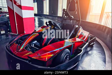 Neue Elektro-Gokarts auf der modernen Indoor-Rennstrecke Stockfoto