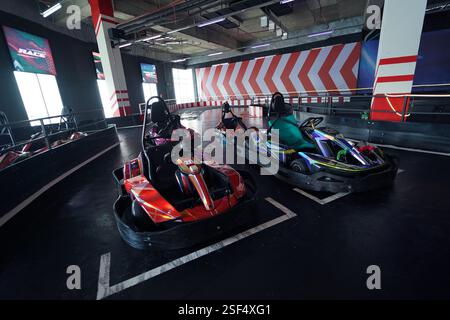 Neue Elektro-Gokarts auf der modernen Indoor-Rennstrecke Stockfoto