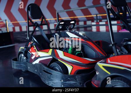Neue Elektro-Gokarts auf der modernen Indoor-Rennstrecke Stockfoto