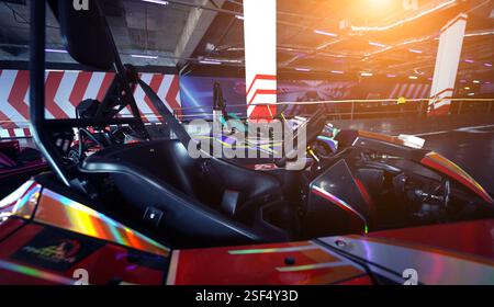 Neue Elektro-Gokarts auf der modernen Indoor-Rennstrecke Stockfoto