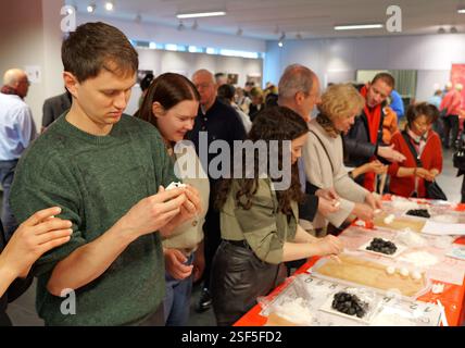 Berlin, Deutschland. Februar 2025. Während einer Kulturveranstaltung im Chinesischen Kulturzentrum in Berlin am 8. Februar 2025 versuchen die Menschen, klebrige Reisbällchen zu machen. Quelle: Tai Sicong/Xinhua/Alamy Live News Stockfoto