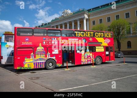 SANKT PETERSBURG, RUSSLAND - 14. MAI 2023: Touristische Doppeldeckerbusse mit Werbung für Ausflüge in Sankt Petersburg Stockfoto