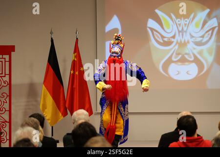 Berlin, Deutschland. Februar 2025. Ein Schauspieler spielt die Peking-Oper während einer kulturellen Veranstaltung im Chinesischen Kulturzentrum in Berlin, Deutschland, 8. Februar 2025. Quelle: Tai Sicong/Xinhua/Alamy Live News Stockfoto