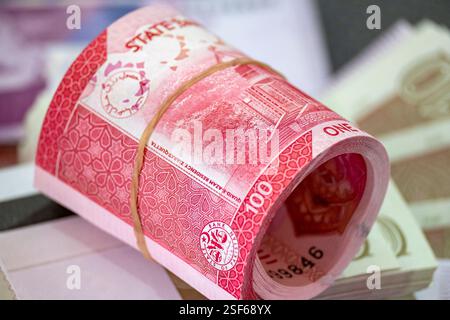 Pakistanische Banknotenbündel auf isoliertem Hintergrund gestapelt Stockfoto