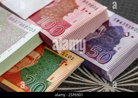 Pakistanische Banknotenbündel auf isoliertem Hintergrund gestapelt Stockfoto