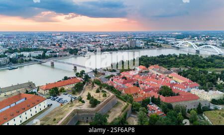 Luftaufnahme der Festung Petrovaradin und der Donau in Novi Sad Serbien mit Skyline der Stadt Stockfoto