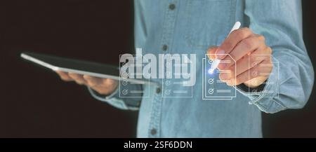 Checkliste Füllen Sie die Checkliste des digitalen Formulars für die Leistungsbeurteilung aus. Geschäftsleute verwenden die Auswertung des Bewertungsfragebogens Stockfoto