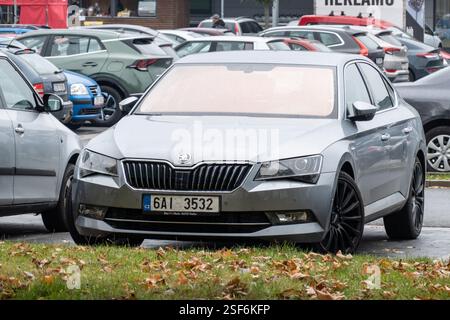 OSTRAVA, TSCHECHIEN - 19. OKTOBER 2023: Silberner Skoda Superb III Liftback Car parkt auf einer regnerischen Straße Stockfoto