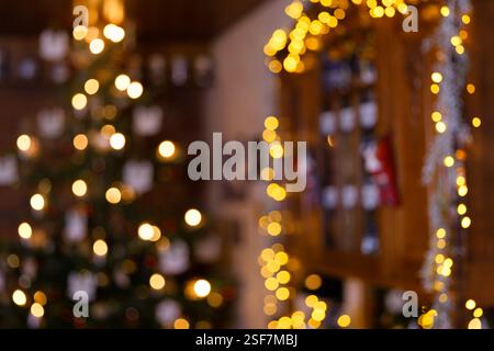 Unscharfer abstrakter Eindruck einer Weihnachtskammer mit Weihnachtsbaum und Feenlichtern Stockfoto