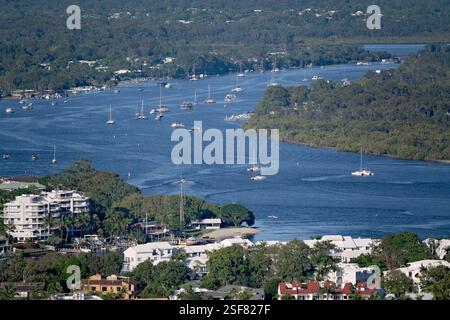 noosa River vom laguna Aussichtspunkt, malerische Aussicht, touristische Sehenswürdigkeiten, Queensland Australien, tropische Sommerurlaubsziel Stockfoto