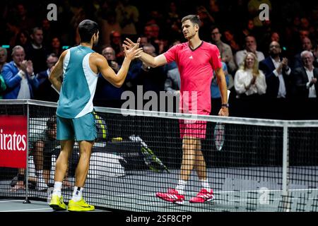 ROTTERDAM, NIEDERLANDE - 8. FEBRUAR: Hubert Hurkacz aus Polen gratuliert Carlos Alcaraz zu seinem Halbfinalspiel der Männer im Halbfinale während des 6. Tages der ABN AMRO Open im Rotterdam Ahoy am 8. Februar 2025 in Rotterdam, Niederlande. (Foto: Rene Nijhuis/MB Media) Stockfoto