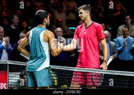 ROTTERDAM, NIEDERLANDE - 8. FEBRUAR: Hubert Hurkacz aus Polen gratuliert Carlos Alcaraz zu seinem Halbfinalspiel der Männer im Halbfinale während des 6. Tages der ABN AMRO Open im Rotterdam Ahoy am 8. Februar 2025 in Rotterdam, Niederlande. (Foto: Rene Nijhuis/MB Media) Stockfoto