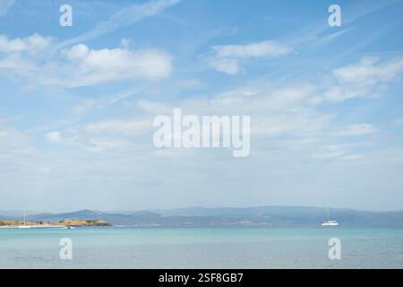 Malerischer Blick auf die Küste der magischen azurblauen Oberfläche des Meeres vom Ufer aus Stockfoto