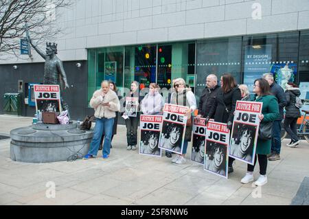 Limerick, Irland. Februar 2025. In Limerick findet ein großer Protest statt, in dem die DPP aufgefordert wird, gegen die Verurteilung gegen den Mörder des Studentenjournalisten Joe Drennan Berufung einzulegen. Das 21-jährige Opfer starb, nachdem es Opfer eines Treffer-and-Run auf der Dublin Road in Castletroy im Oktober 2023 war. Kredit: Karlis Dzjamko/Alamy Live News NICHT FÜR ZEITUNGEN AUSSERHALB IRLANDS GEEIGNET. Kredit: Karlis Dzjamko/Alamy Live News Stockfoto
