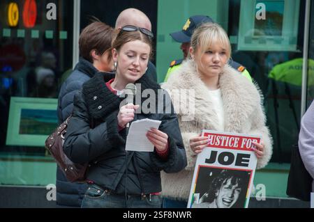 Limerick, Irland. Februar 2025. In Limerick findet ein großer Protest statt, in dem die DPP aufgefordert wird, gegen die Verurteilung gegen den Mörder des Studentenjournalisten Joe Drennan Berufung einzulegen. Das 21-jährige Opfer starb, nachdem es Opfer eines Treffer-and-Run auf der Dublin Road in Castletroy im Oktober 2023 war. Kredit: Karlis Dzjamko/Alamy Live News NICHT FÜR ZEITUNGEN AUSSERHALB IRLANDS GEEIGNET. Kredit: Karlis Dzjamko/Alamy Live News Stockfoto