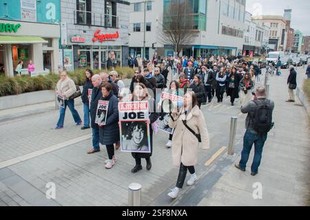Limerick, Irland. Februar 2025. In Limerick findet ein großer Protest statt, in dem die DPP aufgefordert wird, gegen die Verurteilung gegen den Mörder des Studentenjournalisten Joe Drennan Berufung einzulegen. Das 21-jährige Opfer starb, nachdem es Opfer eines Treffer-and-Run auf der Dublin Road in Castletroy im Oktober 2023 war. Kredit: Karlis Dzjamko/Alamy Live News NICHT FÜR ZEITUNGEN AUSSERHALB IRLANDS GEEIGNET. Kredit: Karlis Dzjamko/Alamy Live News Stockfoto