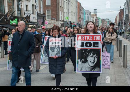 Limerick, Irland. Februar 2025. In Limerick findet ein großer Protest statt, in dem die DPP aufgefordert wird, gegen die Verurteilung gegen den Mörder des Studentenjournalisten Joe Drennan Berufung einzulegen. Das 21-jährige Opfer starb, nachdem es Opfer eines Treffer-and-Run auf der Dublin Road in Castletroy im Oktober 2023 war. Kredit: Karlis Dzjamko/Alamy Live News NICHT FÜR ZEITUNGEN AUSSERHALB IRLANDS GEEIGNET. Kredit: Karlis Dzjamko/Alamy Live News Stockfoto
